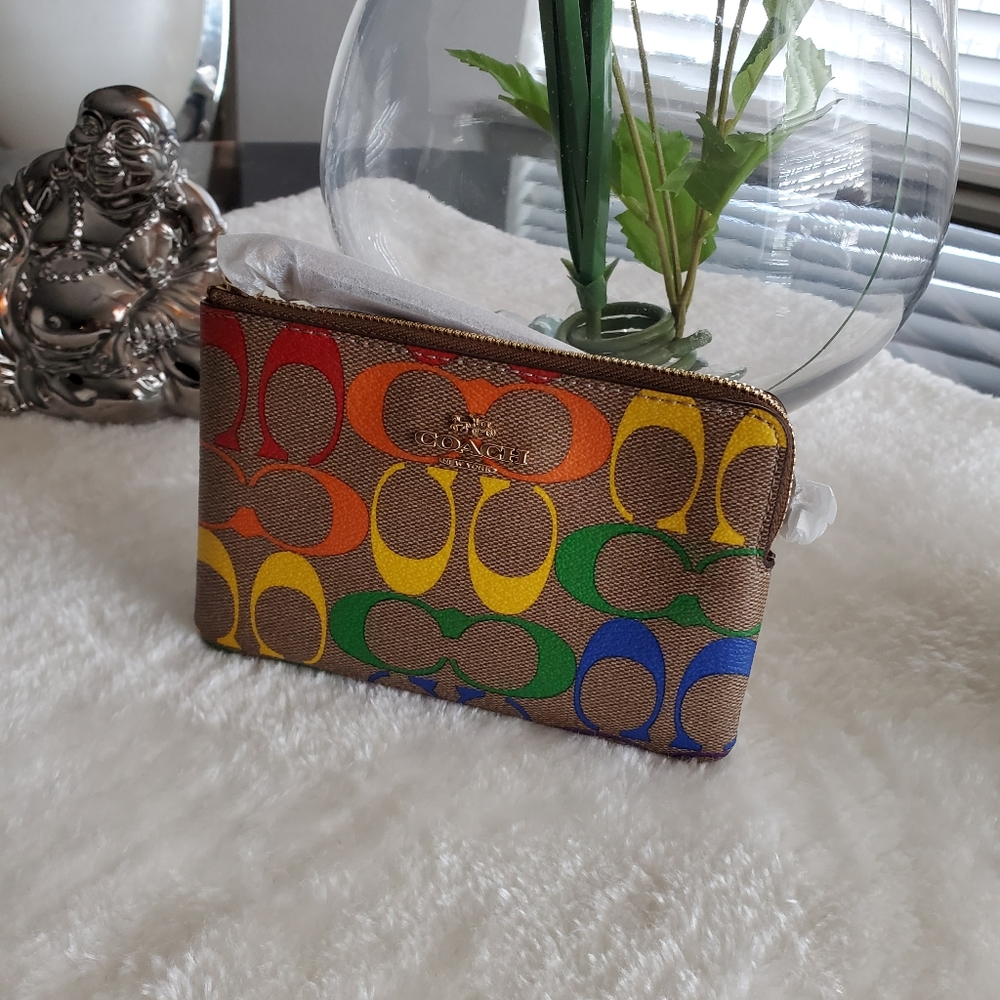🔥🔥🔥  Price Drop New Coach rainbow 🌈 wristlet - Picture 4 of 11